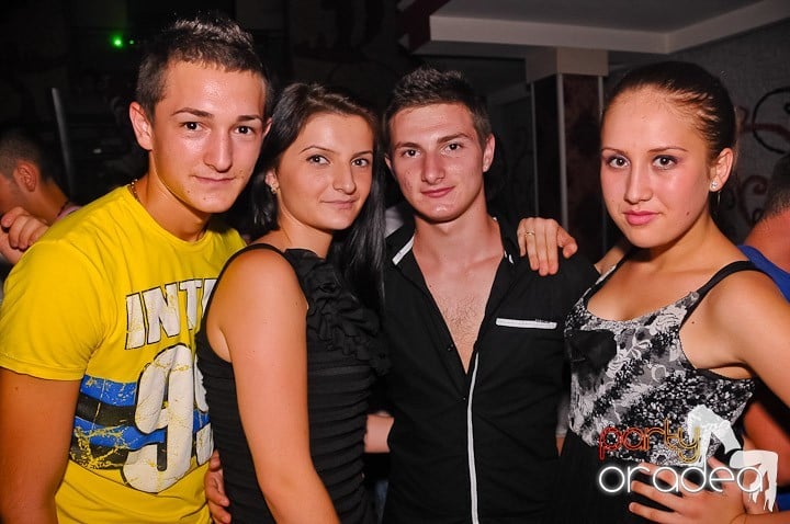 Petrecere la maxim în Club Luna, 