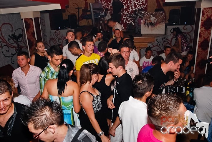 Petrecere la maxim în Club Luna, 