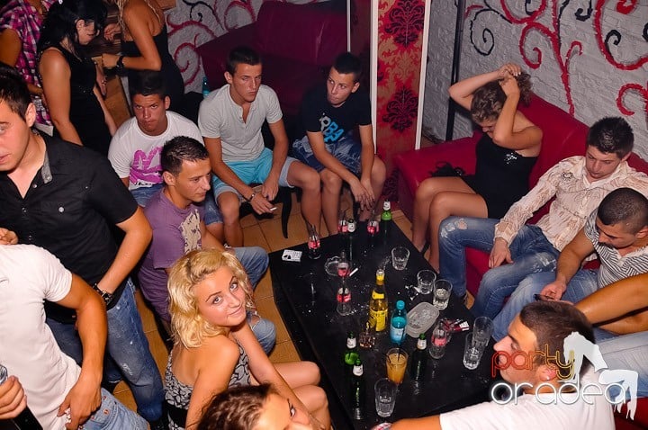 Petrecere la maxim în Club Luna, 