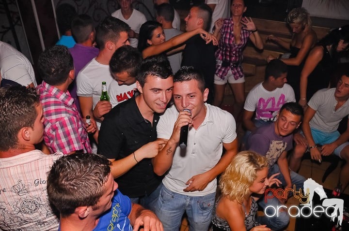 Petrecere la maxim în Club Luna, 