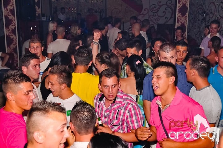 Petrecere la maxim în Club Luna, 