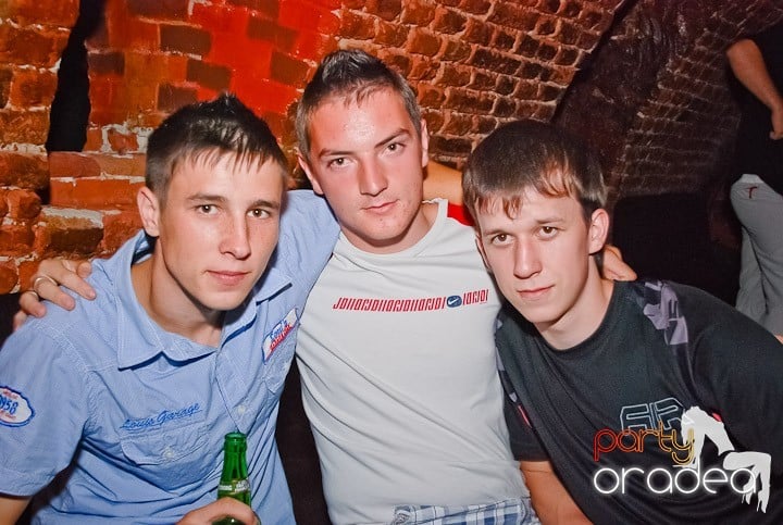 Petrecere mare la început de săptămână, 