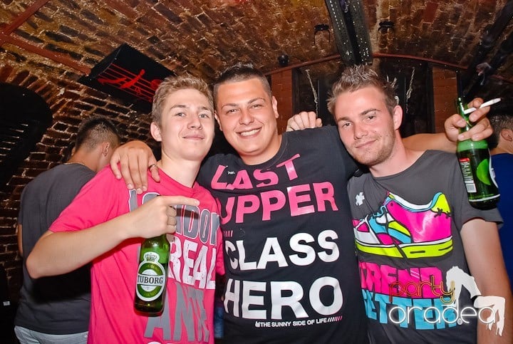 Petrecere mare la început de săptămână, 