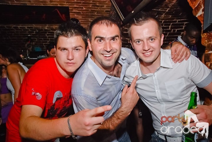 Petrecere mare la început de săptămână, 