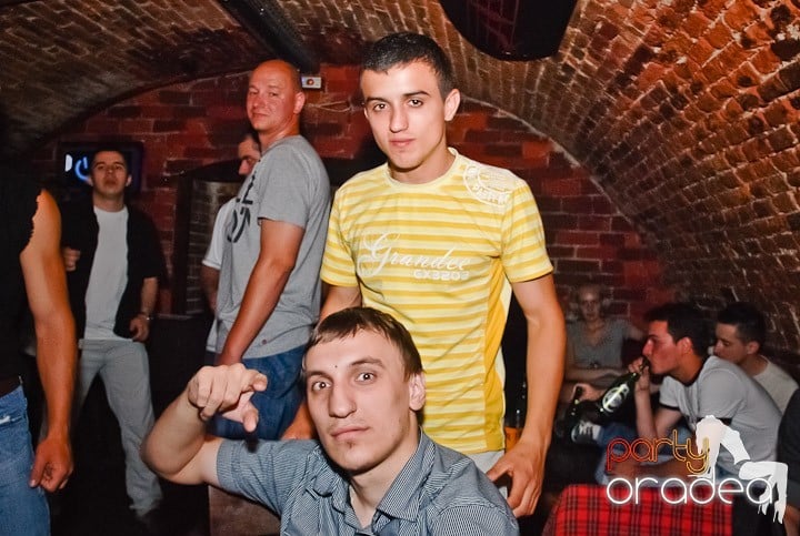 Petrecere mare la început de săptămână, 