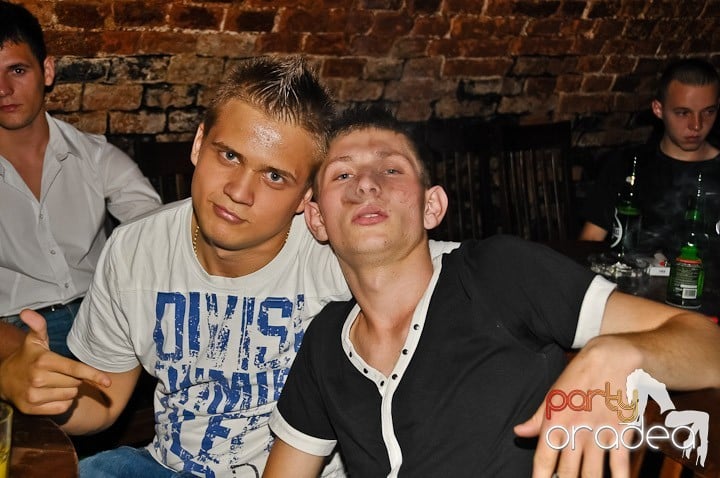 Petrecere mare la început de săptămână, 