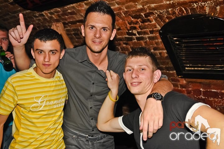 Petrecere mare la început de săptămână, 