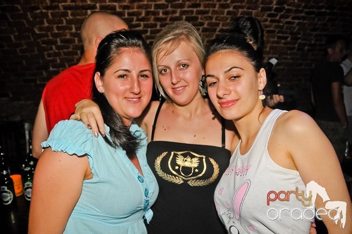 Petrecere mare la început de săptămână, 