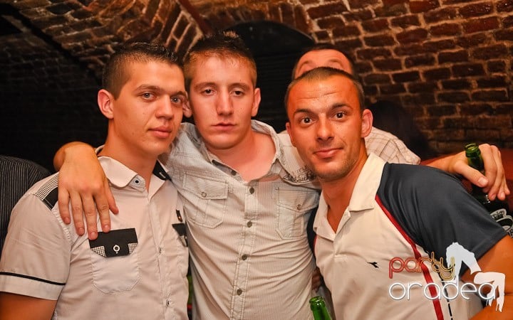 Petrecere mare la început de săptămână, 