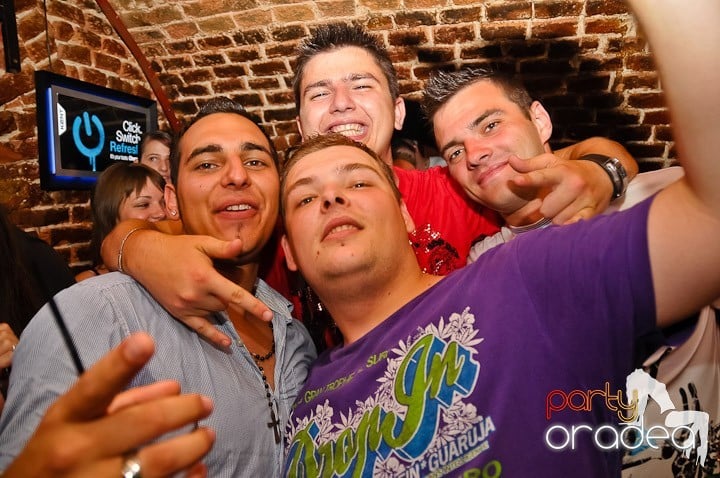 Petrecere mare la început de săptămână, 