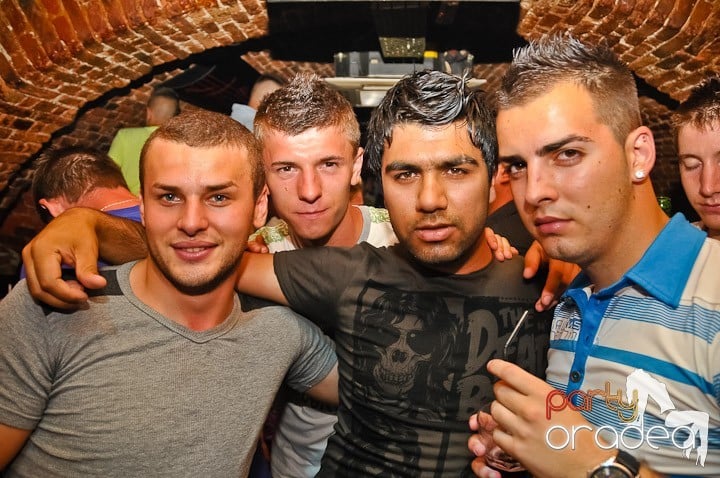 Petrecere mare la început de săptămână, 