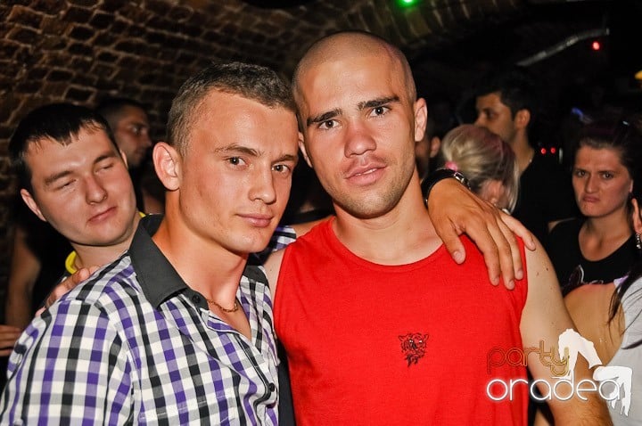 Petrecere mare la început de săptămână, 