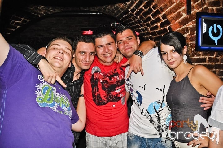 Petrecere mare la început de săptămână, 