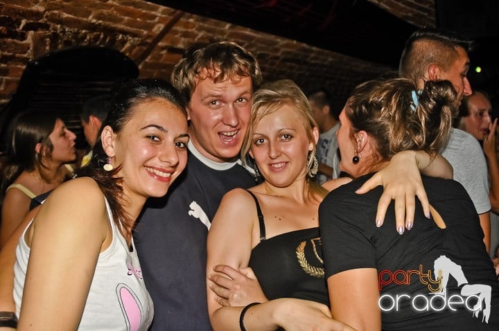 Petrecere mare la început de săptămână, 