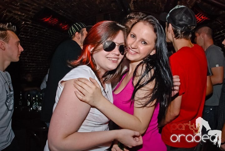 Petrecere mare la început de săptămână, 