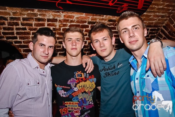 Petrecere mare la început de săptămână, 