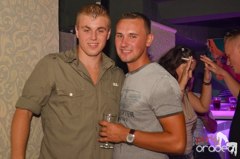 Petrecere până dimineaţa în Club Life, 