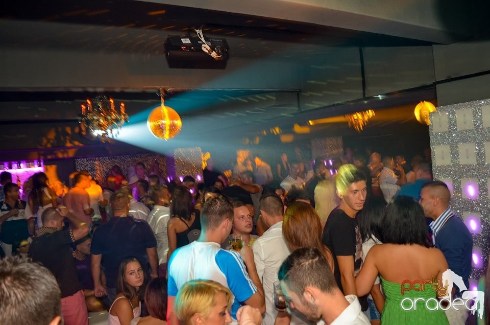 Petrecere până dimineaţa în Club Life, 