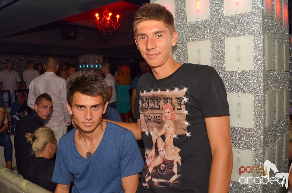 Petrecere până dimineaţa în Club Life, 