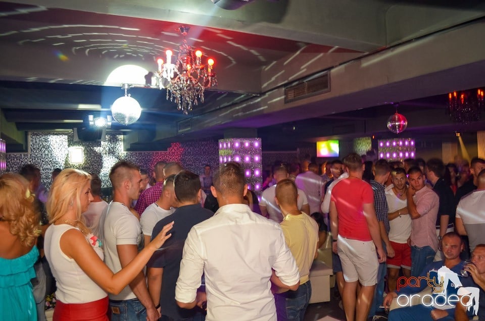 Petrecere până dimineaţa în Club Life, 