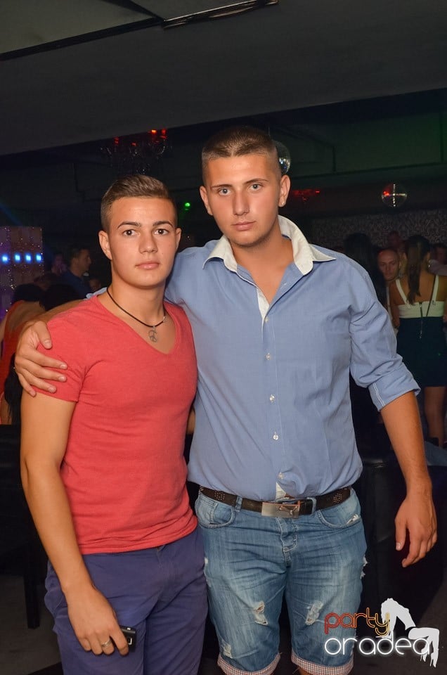 Petrecere până dimineaţa în Club Life, 