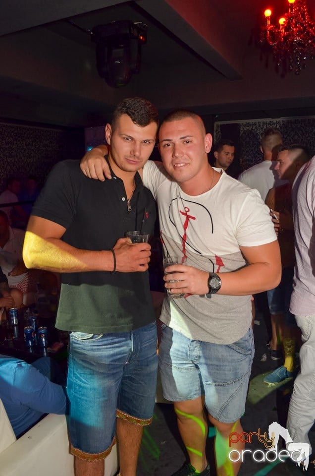 Petrecere până dimineaţa în Club Life, 