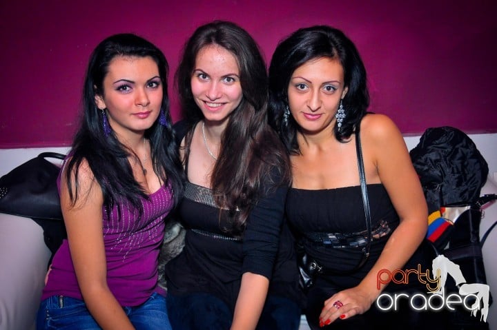 Petrecerea continuă în Club Atti's, 