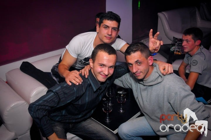 Petrecerea continuă în Club Atti's, 