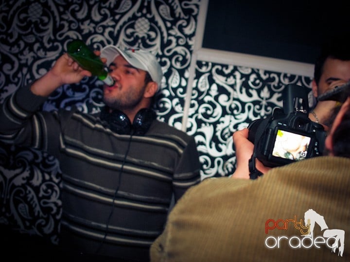 Petrecerea continuă în Club Life, 