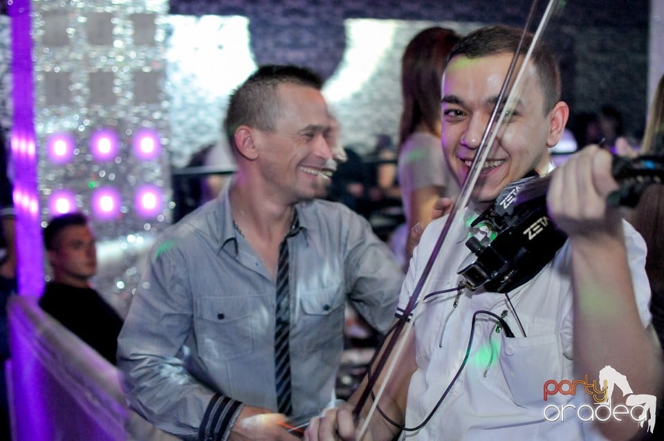 Petrecerea continuă în Club Life, 