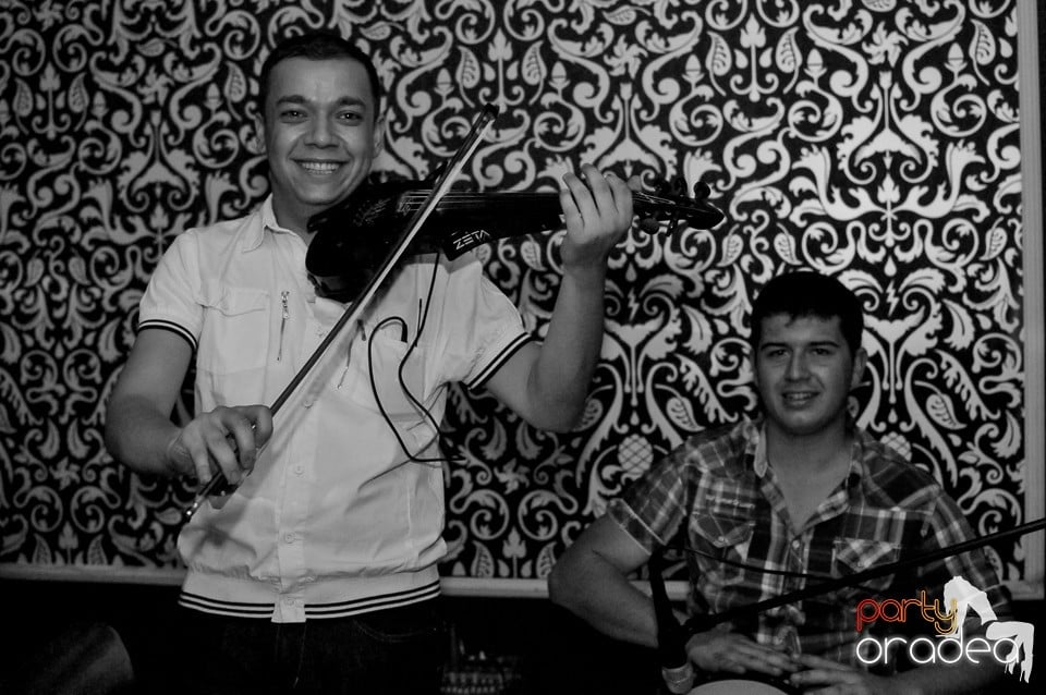 Petrecerea continuă în Club Life, 