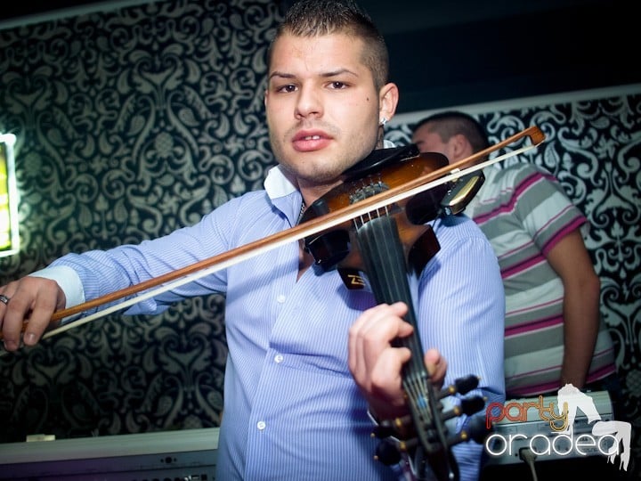 Petrecerea continuă în Club Life, 