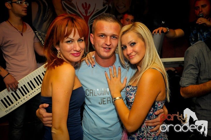 Petrecerea continuă în Club Rio, 