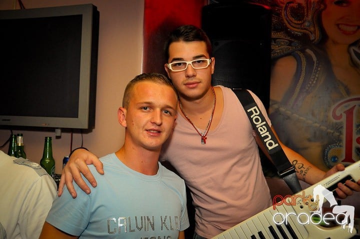 Petrecerea continuă în Club Rio, 