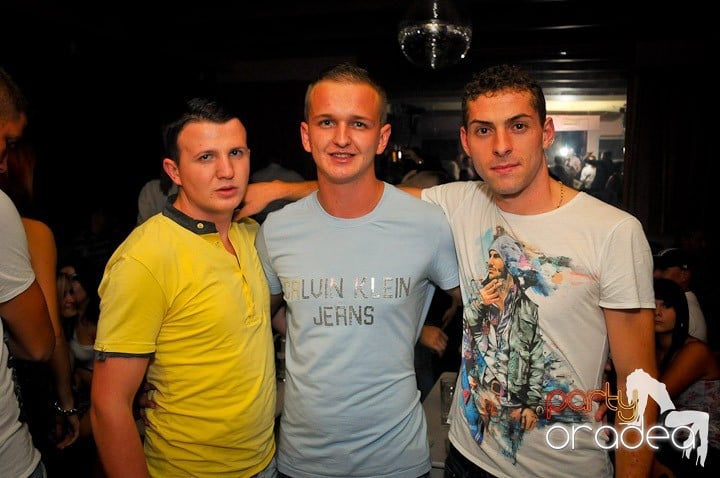 Petrecerea continuă în Club Rio, 