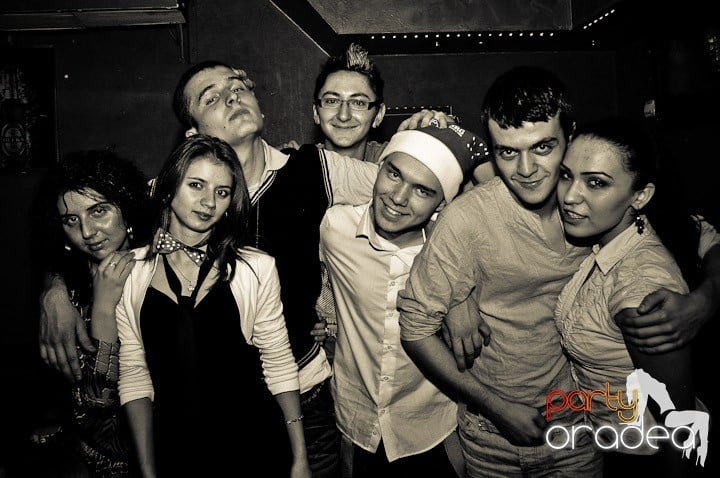 Petrecerea continuă în Downtown şi sâmbătă, 