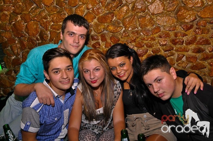 Petrecerea continuă în Downtown şi sâmbătă, 