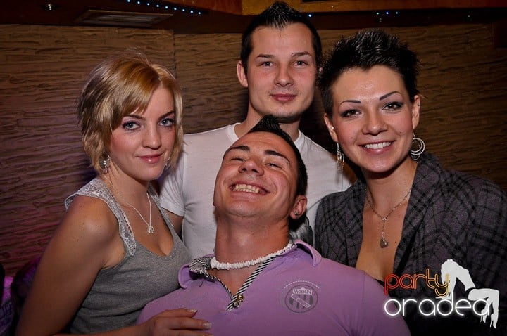 Petrecerea continuă în Downtown şi sâmbătă, 