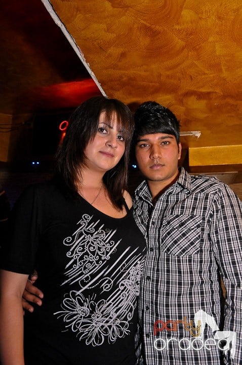 Petrecerea continuă în Downtown şi sâmbătă, 