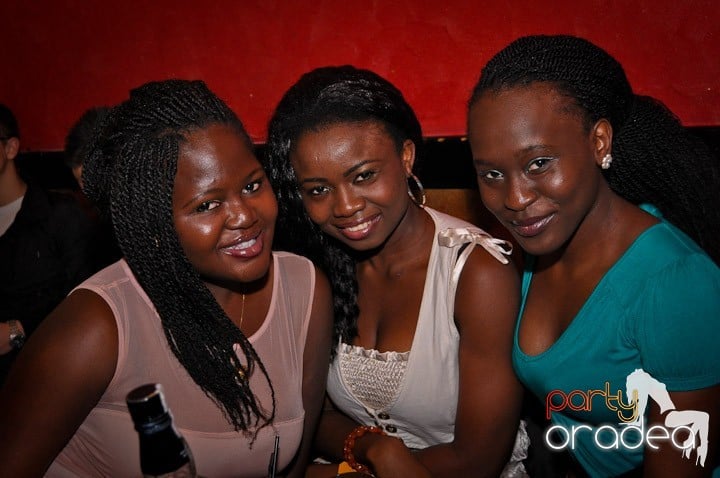 Petrecerea continuă în Downtown şi sâmbătă, 