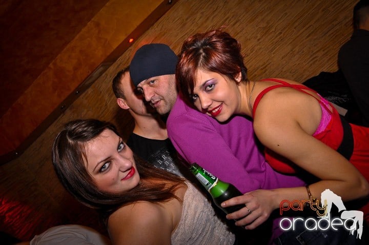 Petrecerea continuă în Downtown şi sâmbătă, 