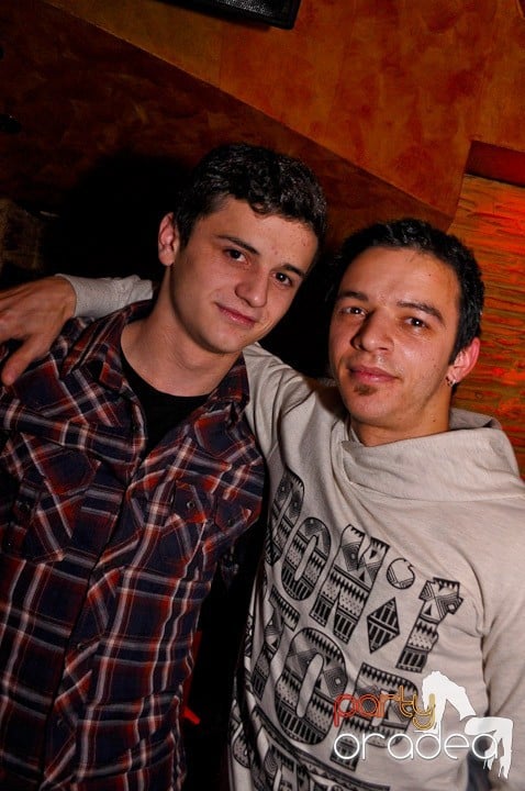 Petrecerea continuă în Downtown şi sâmbătă, 