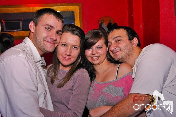 Petrecerea continuă în Downtown şi sâmbătă, 