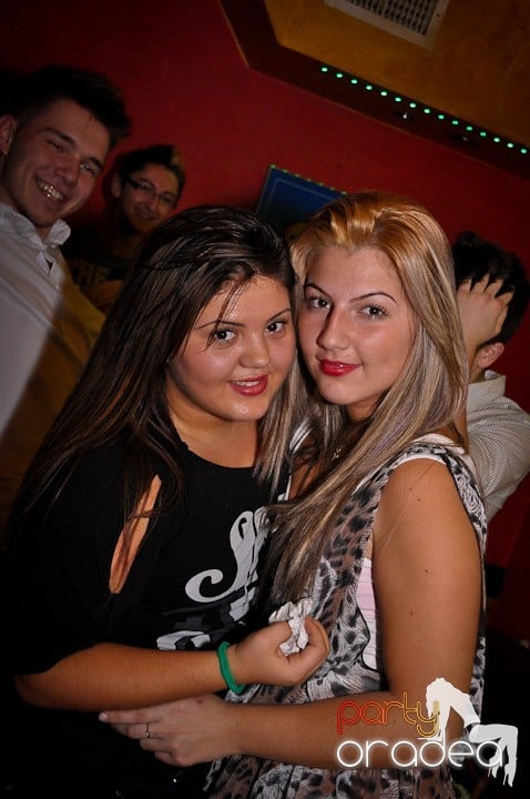 Petrecerea continuă în Downtown şi sâmbătă, 