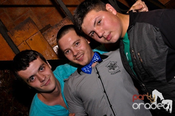 Petrecerea continuă în Downtown şi sâmbătă, 