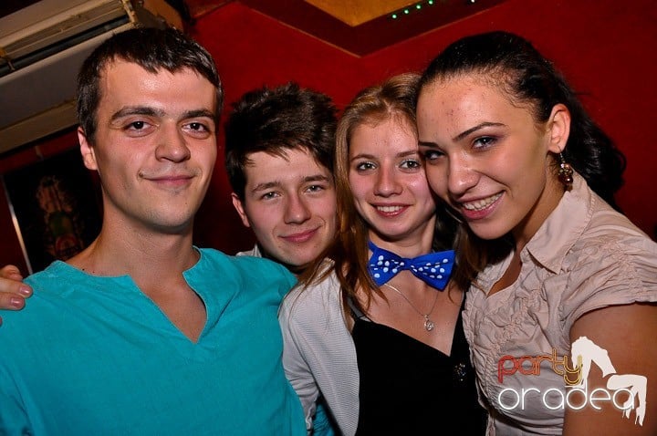 Petrecerea continuă în Downtown şi sâmbătă, 