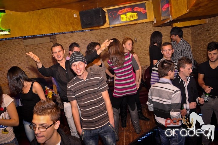 Petrecerea continuă în Downtown şi sâmbătă, 