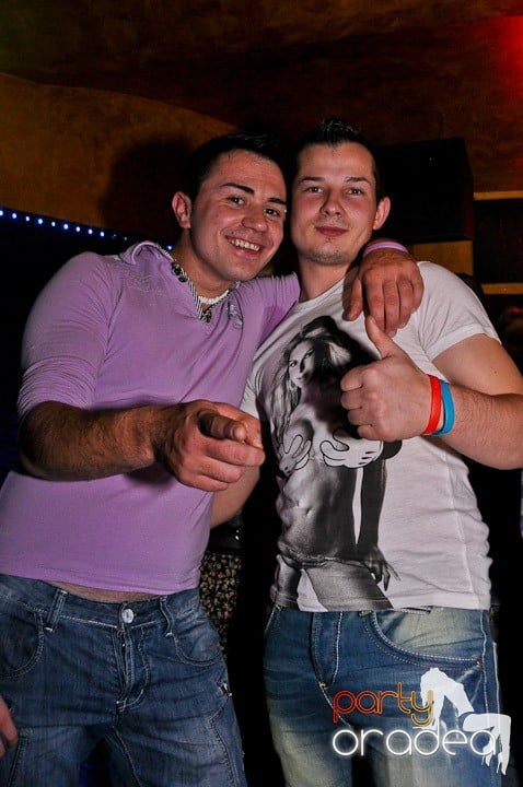 Petrecerea continuă în Downtown şi sâmbătă, 