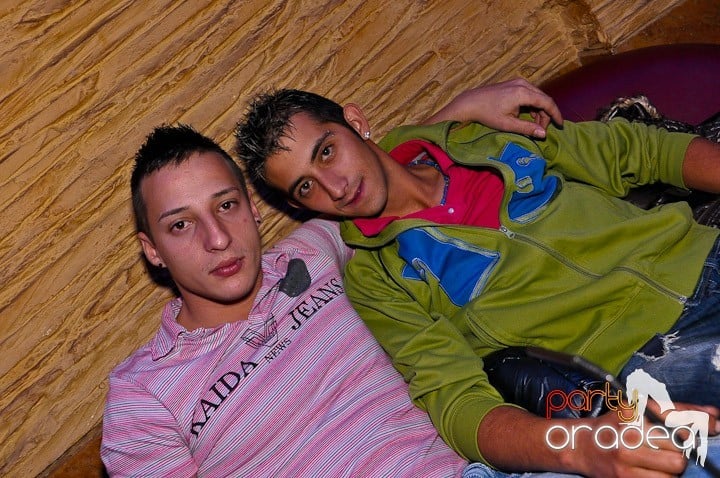 Petrecerea continuă în Downtown şi sâmbătă, 