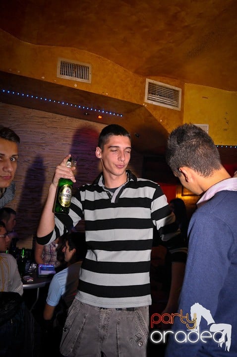 Petrecerea continuă în Downtown şi sâmbătă, 